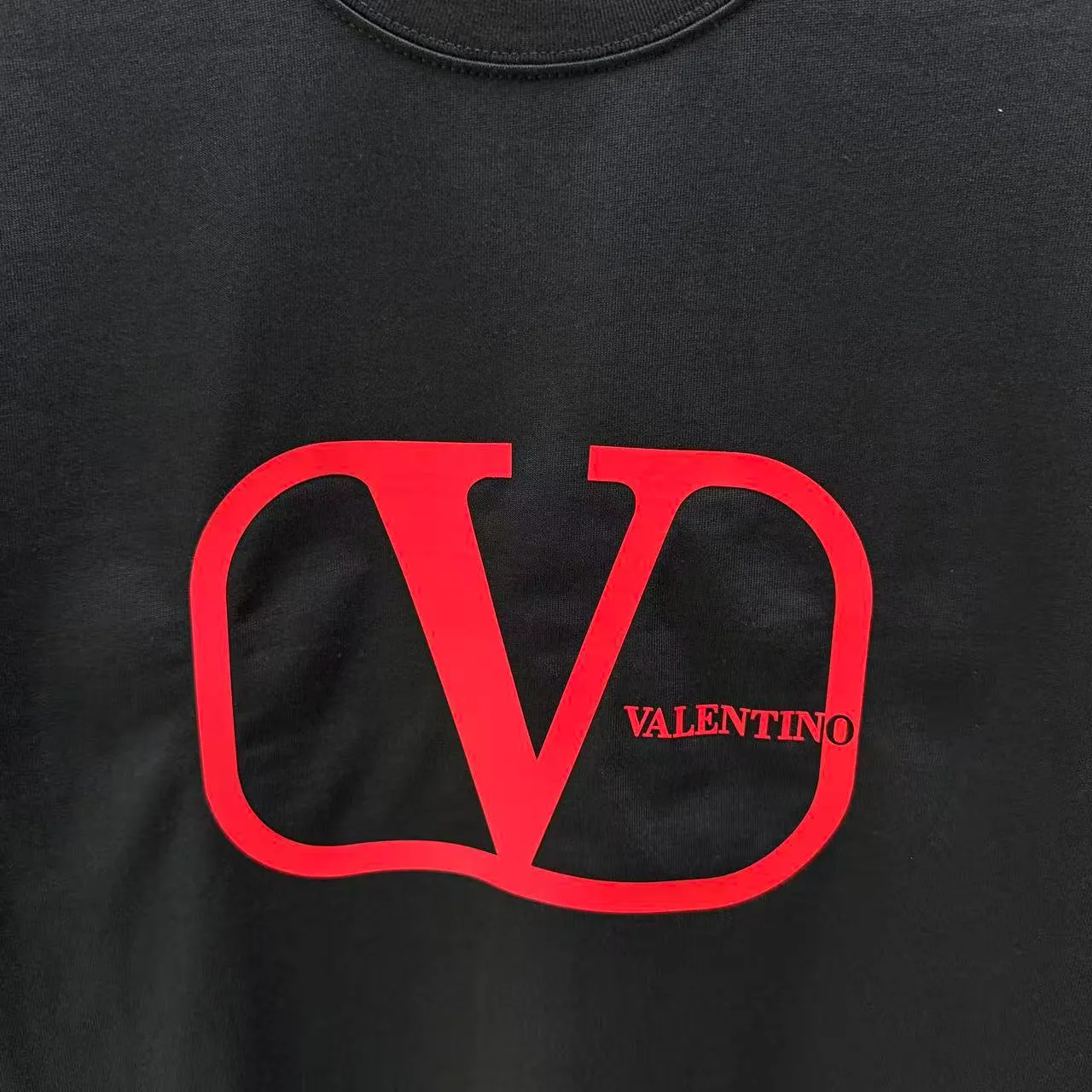 VALENT* Valentino* 2026 Spring and Summer New Arrival short-sleeved T-shirt Heavy cotton letter logo thick plate Color: Black White Dark Blue Brown Sizes: S M L XL XXL